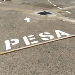 Stencil marcatura asfalto freccia DESA Cuttalo stradale pavimentazione direzionale segnaletica urbana
