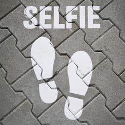 Stencil marcatura stradale selfie impronte Cuttalo urbana piedi pavimentazione decorazione street art segnaletica