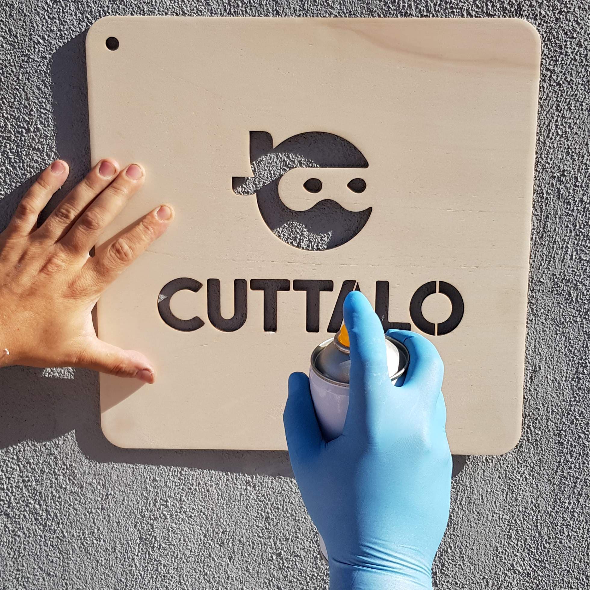 Applicazione spray stencil legno Cuttalo mano guanto pittura tutorial decorazione murale tecnica professionale fai-da-te